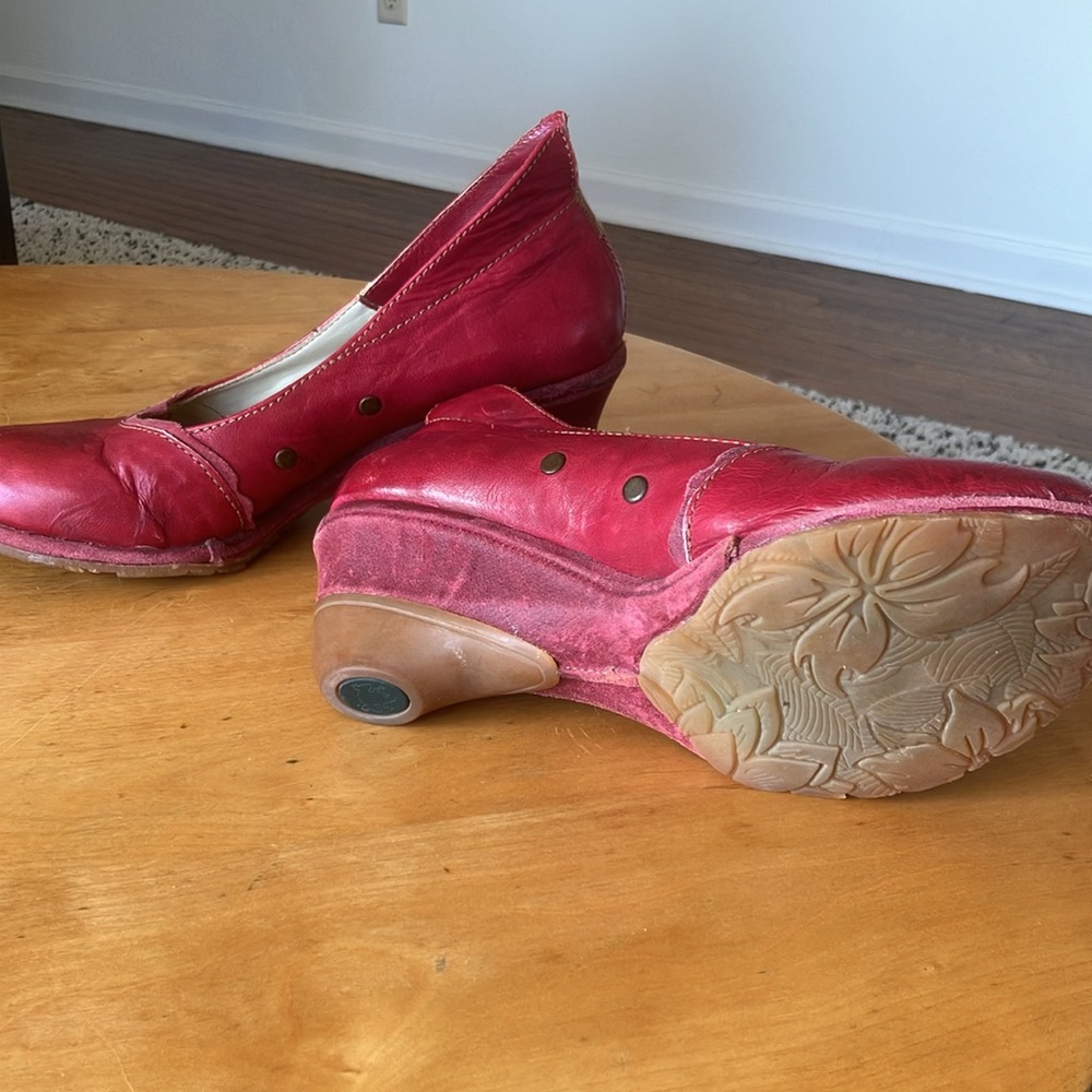 El Naturalista cranberry heels. - Picture 3 of 6